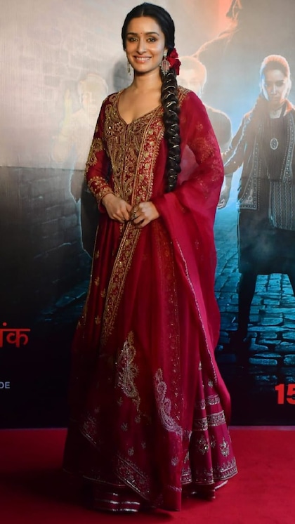 <p>श्रद्धा कपूर ने सूट लुक पूरा करने के लिए लॉन्ग लेंथ की रेड जैकेट वियर की थी। सूट के नेकलाइन में हैवी गोल्डन एंब्रॉयडरी वर्क कमाल का एथनिक लुक दे रहा है।</p>
