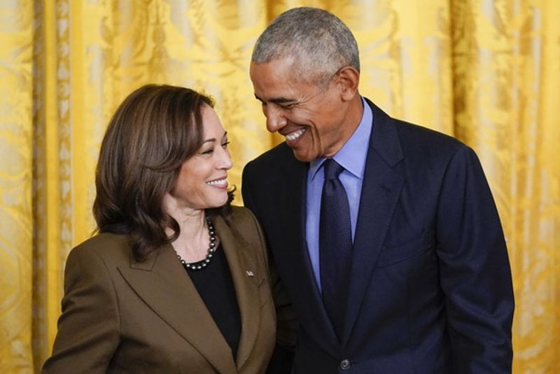 Barack and Michelle Obama Endorse Kamala Harris For US President vel