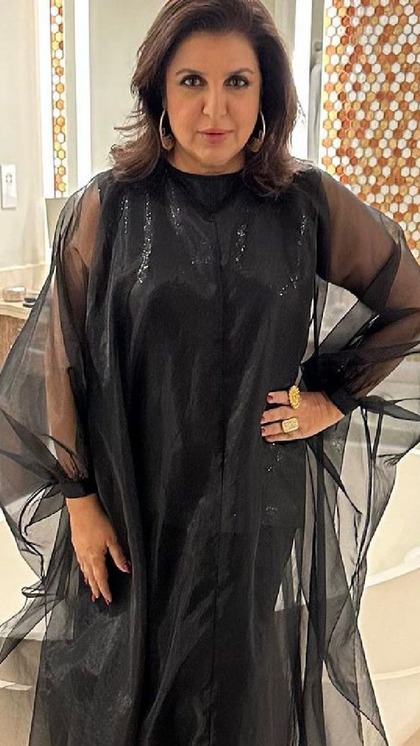 <p>अगर आज तक आपने ड्रेस ट्राई नहीं की है तो फराह खान के लुक को भी रीक्रिएट करके देखें। आप लाइटवेट शिफॉन या फिर ऑर्गेंजा फैब्रिक ड्रेस पहन खूबसूरत दिख सकती हैं।</p>
