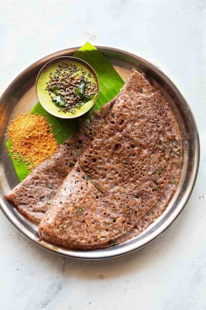 <p>आम डोसा जैसे रागी का डोसा भी बनाया जाता है। ये आयरन और फाइबर से भरपूर होता है। रागी को पीसकर बैटर तैयार करें और फिर डोसा बनाएं आप इसे नारियल चटनी संग सर्व करें।</p>
