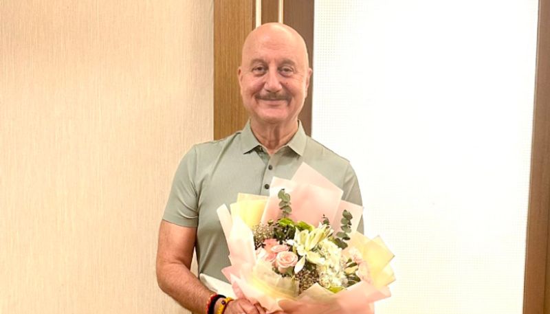 Anupam Kher replaces Mahatma Gandhi in fake currency notes; actor shares clip - WATCH ATG