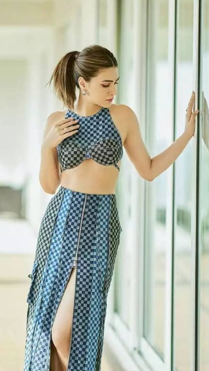 <p>आप चेक डेनिम को ऑफिस वियर पार्टी लुक के लिए अपनी वॉर्डरोब शामिल करें। 5000 रु तक कीमत में ऐसे सेट खरीद सकती हैं।</p>
