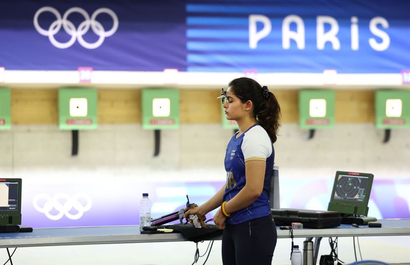 Manu Bhaker entered into Final in women's 10m air pistol event at Paris 2024 Olympics after finished with 3rd spot in qualifying round rsk