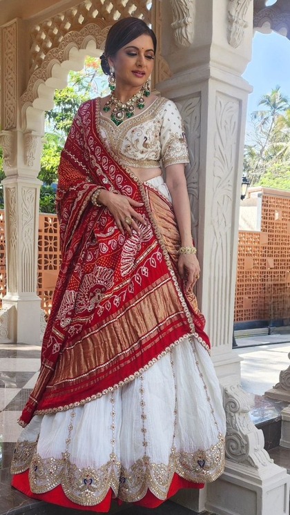 <p>हरियाली तीज पर आप भाग्यश्री जैसा गुजराती लहंगा भी ट्राई कर सकती हैं। ये ट्रेडिशनल होने संग ज्यादा हैवी भी नहीं होता। आप हैवी एंब्रॉयडरी ब्लाउज-नेकलेस के साथ लुक पूरा करें।</p>
