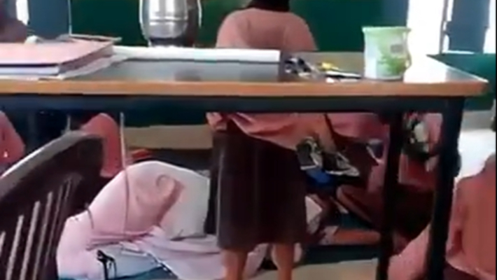 Aligarh govt school teacher sleeping classroom fanning-by-child-student mrq