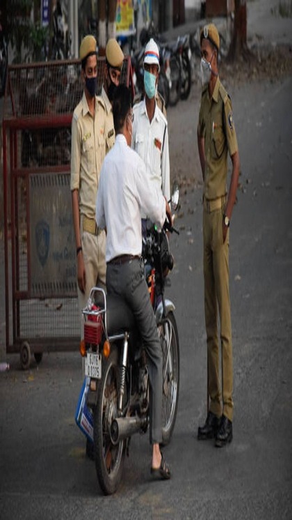 <p>हरियाणा ट्रैफिक पुलिस के पास मौजूद QR कोड पर वाहन मालिक मौके पर ही पेमेंट कर सकेंगे। 10 मशीनों में यह सुविधा दी गई है। जल्द ही इसका दायरा बढ़ाया जाएगा।<br />
 </p>
