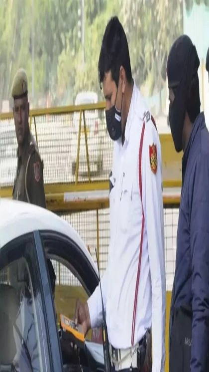 <p>Traffic Challan Rules: ट्रैफिक पुलिस ने जुर्माना ऑनलाइन पेमेंट की सुविधा शुरू की है। अब वाहन मालिक मौके पर QR कोड स्कैन कर चालान का पेमेंट कर सकेंगे। जानिए नए रूल और उसके लाभ।</p>
