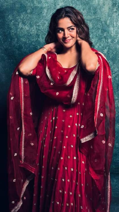<p>वामिका गब्बी ने मैरून रंग का बेहद खूबसूरत सिल्क अनारकली सूट पहना है। सूट के साथ में ऑर्गेंजा दुपट्टा और सिल्वर फ्लोरल बूटी वर्क बेहद खूबसूरत लग रहा है।</p>
