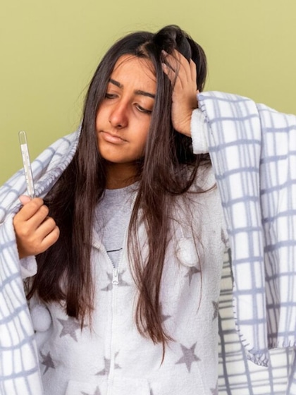 <p>डेंगू में प्लेटलेट्स की संख्या कम हो जाती है। ज्यादा Paracetamol लेने से लिवर पर बुरा असर पड़ सकता है और प्लेटलेट्स और घट सकते हैं, जिससे रक्तस्राव का खतरा बढ़ जाता है।</p>
