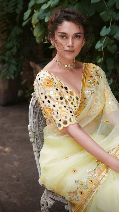 <p>येलो ऑर्गेंजा साड़ी के साथ अदिति राव हैदरी ने वी पैर्टन पर गोटा पट्टी डिजाइन में मिरर वर्क ब्लाउज कैरी किया है। आप भी हरियाली तीज के लिए ऐसा ब्लाउज बाजार से खरीद सकती हैं।</p>
