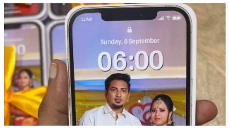 Visakhapatnam Couple's iPhone-Themed Wedding Card Amazes Internet sgb