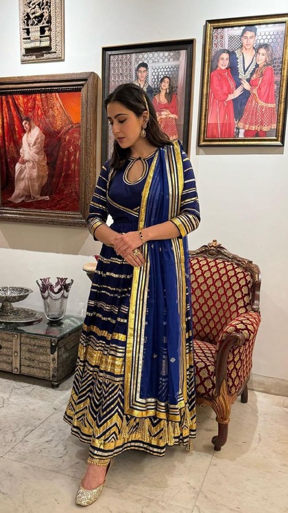 <p>सारा अली खान के वॉर्डरोब में एक से बढ़कर एक अनारकली सूट मौजूद हैं। गोल्डन वर्क वाले ब्लू अनारकली सूट को भी आप रक्षाबंधन के लिए रीक्रिएट कर सकती हैं। ऐसे सूट 2000 तक में मिल जाएंगे।</p>
