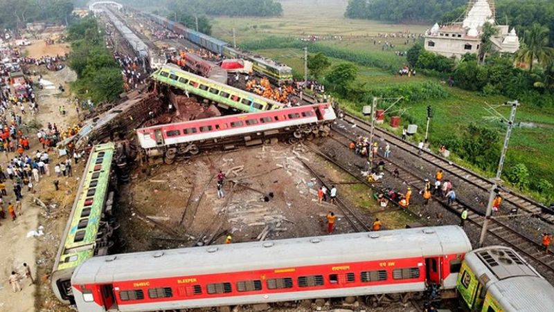 Howrah Mumbai train derailment: Full list of trains cancelled, diverted AJR