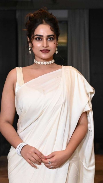 <p>फेस्टिव सीजन हो या फिर शादी। महिलाओं को साड़ी-लहंगा के साथ मैचिंग और ग्लैम ब्लाउज की तलाश हमेशा रहती है। आज हम आपके लिए लेटेस्ट ब्लाउज की डिजाइन लाये हैं जिन्हें नागपंचमी पर चुनें।</p>
