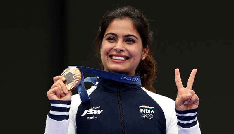 Manu Bhaker receives heroic welcome in Delhi after winning 2 historic bronze medals at Paris Olympics (WATCH) snt