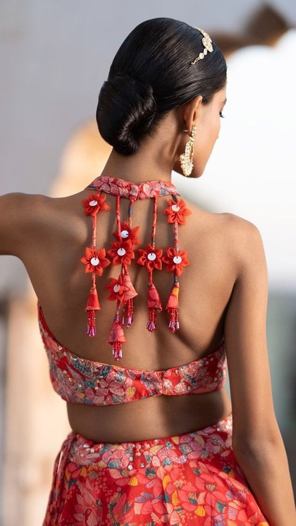बाहों में भर लेंगे पतिदेव,जब तीज 2024 पर पहनेंगी 8 Backless Blouse