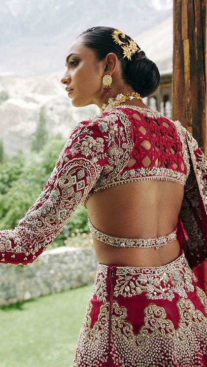 <p>अगर पतिदेव रिवीलिंग ब्लाउज नहीं पहनने देते तो स्टाइलिश दिखने के लिए राउंड शेप में ऐसी बैक डिजाइन चुने। जहां जहां बॉटम को इम्प्टी रखते हुए नीचे की ओर पट्टी दी गई है। </p>
