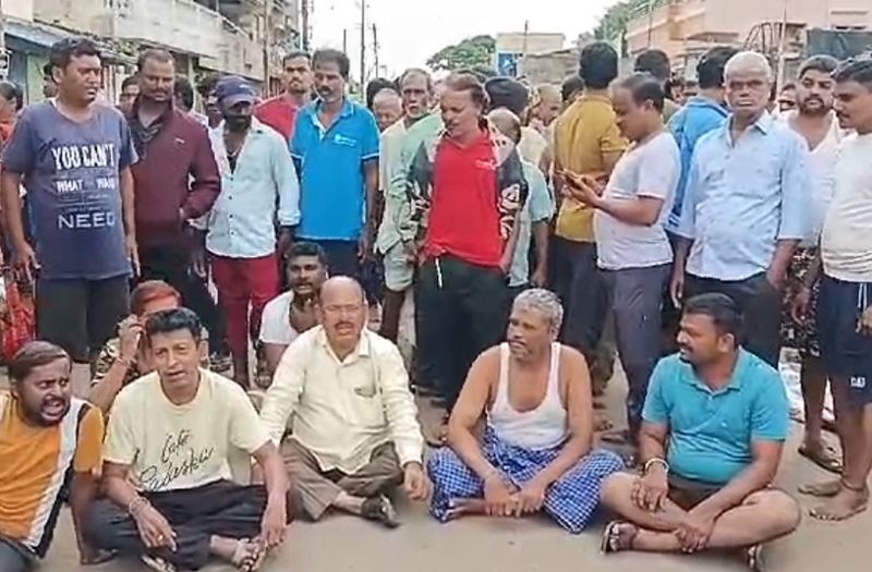 old man killed by stray cattle people outrage against gadag betageri municipal council gvd