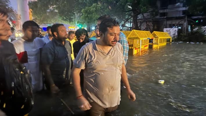 Heavy rain devastates Delhi-NCR: 5 dead, schools closed, roads submerged (WATCH) AJR