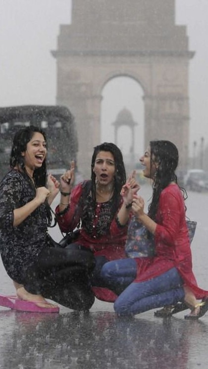 <p>नई दिल्ली में मानसून की बारिश अच्छे से बरस रहे हैं। अगर आप भी दिल्लीवासी हैं तो और इस मौसम में कुछ चटपटा खाना चाहते तो दिल्ली के इन स्ट्रीट फू़ड्स का मजा उठा सकते हैं। </p>
