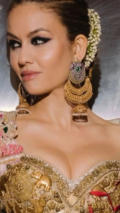 <p>नताशा पूनावाला का ये इयररिंग्स कुछ ज्यादा यूनिक है। जहां गोल्डन-सिल्वर में मोर की डिजाइन बनी है। वहीं नीचे की ओर पर्ल वर्क है। अगर एक्सपेरिमेंट करना पसंद हैं तो इसे चुन सकती हैं। </p>
