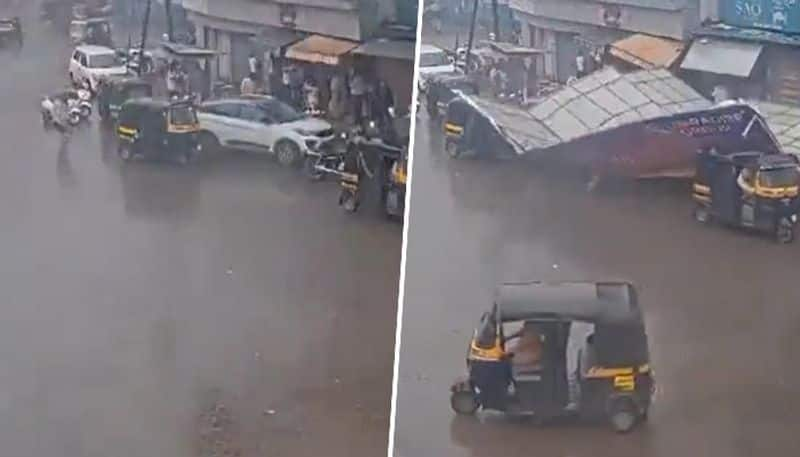 Maharashtra Billboard collapses onto vehicles in Thane's Kalyan amid heavy rain; Video goes viral (WATCH) AJR