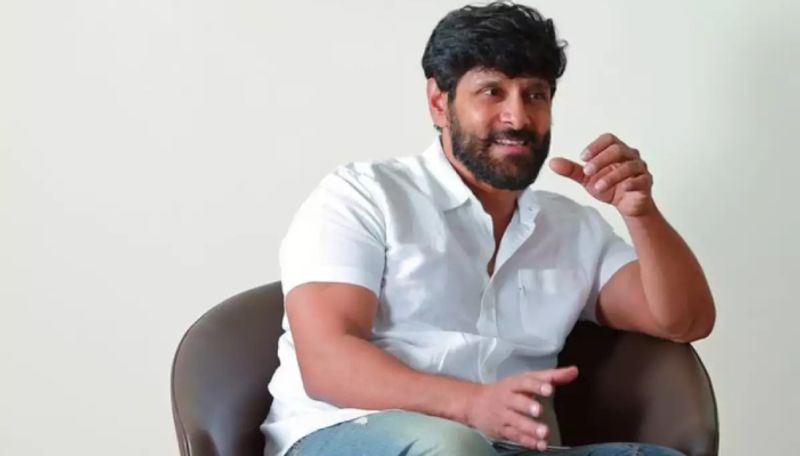 Hero Vikram serves food to his fans viral video dtr