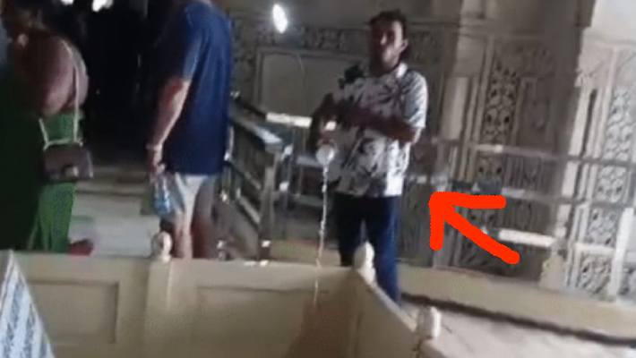 hindu Mahasabha two-youths-offered-ganga-water-inside-taj mahal mrq