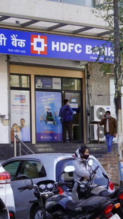 <p>HDFC बैंक की तरफ से जारी नोटिफिकेशन के मुताबिक सुबह 12:00 बजे से सुबह 03:00 बजे तक सिस्टम मेंटेनेंस का काम किया जाएगा। इस दौरान सभी ऑनलाइन पेमेंट बंद रहेंगे।</p>

<p> </p>
