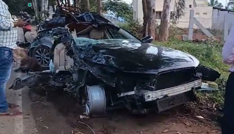 Karnataka Reva university students killed as Audi car rams into tree in Kolar vkp