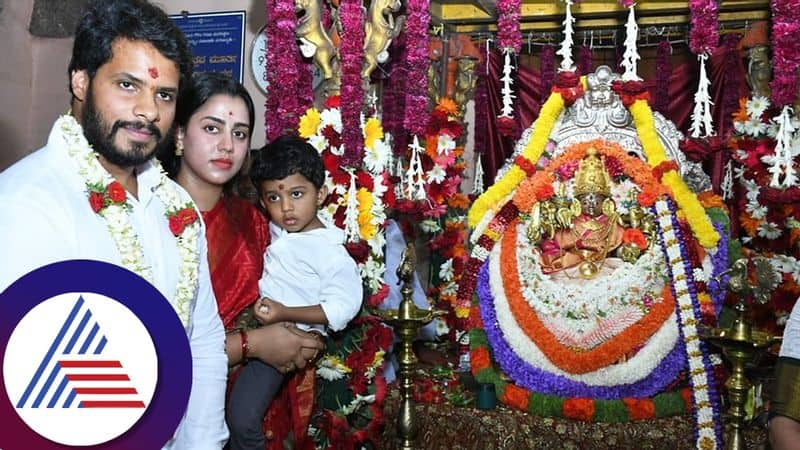 jds leader jaguar actor Nikhil Kumaraswamy visits Chamundeshwari temple with family pav