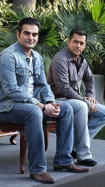 <p>सलमान खान बॉलीवुड के सबसे अमीर एक्टर में शुमार हैं। उनके भाई अरबाज की बात करें तो वह भी किसी से कम नहीं है। उन्होंने एक्टिंग के साथ प्रोडेक्शन और अन्य चीजों में हाथ जमा रखा है।</p>
