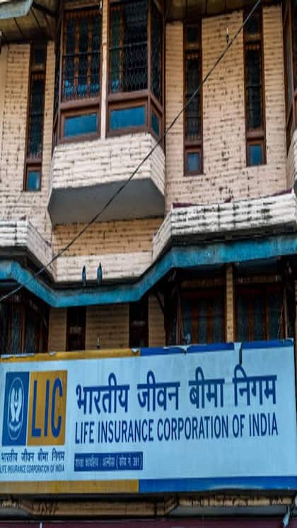 <p>इस पॉलिसी में परडे केवल 121 रुपये जमा करने होंगे, यानी हर महीने 3,600 रुपये इन्वेस्ट करने होंगे। मैच्योरिटी पीरियड 25 साल है। लास्ट में 27 लाख रुपये का बेनीफिट मिलेगा। <br />
 </p>

