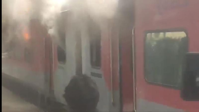 A terrible fire broke out in a train at Visakhapatnam railway station kak