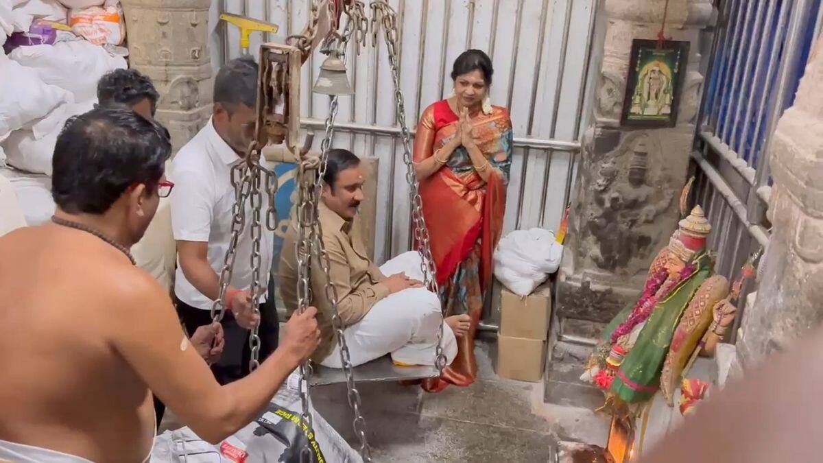 anbumani ramadoss did special pooja at tiruchendur murugan temple on aadi amavasai vel