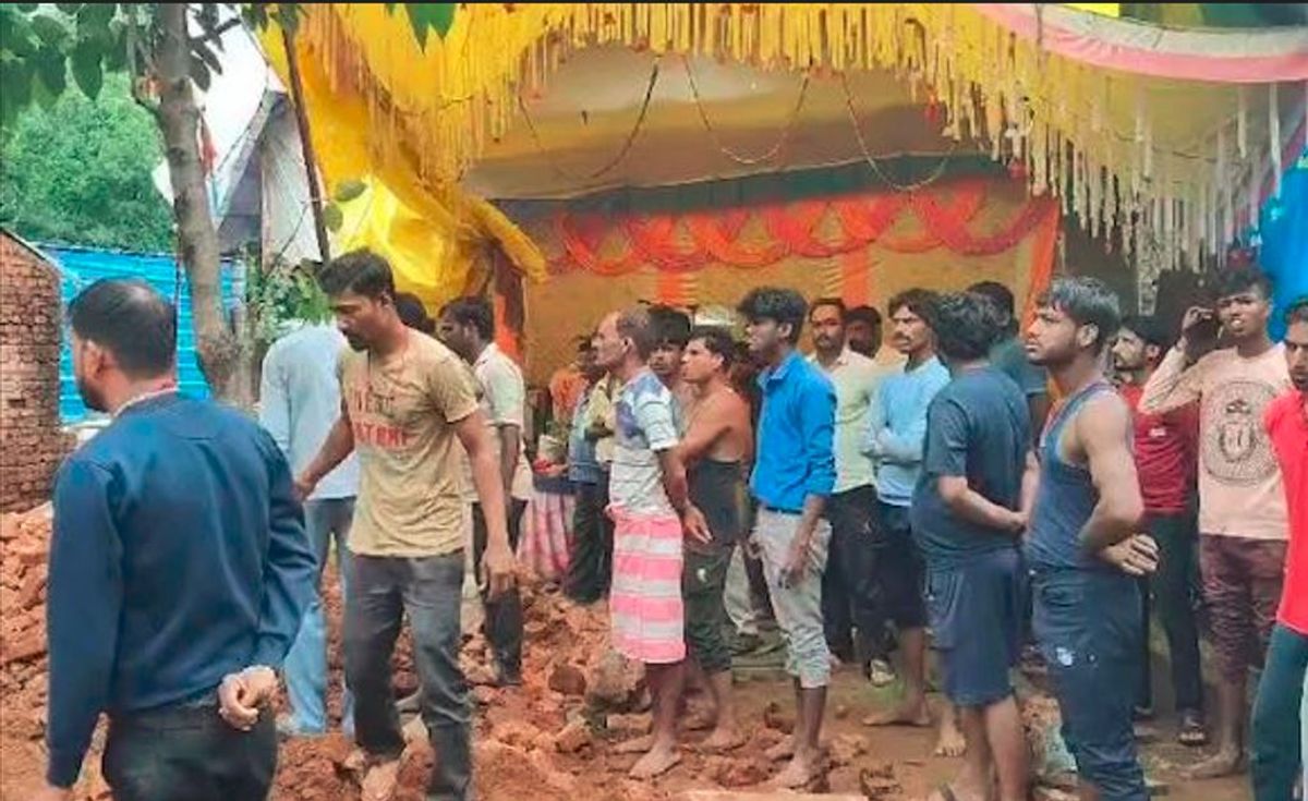 Madhya pradesh 9 children who were making Shivlinga died tragically after House wall collapsed on them in sagar akb