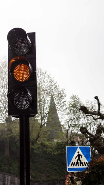 <p>Traffic Rules: अगर कोई भी व्यक्ति सड़क पर चलते हुए ट्रैफिक रूल्स का उल्लंघन करता है तो उसे उसके अपराध के हिसाब से अलग-अलग चालान भरने पड़ते हैं।</p>
