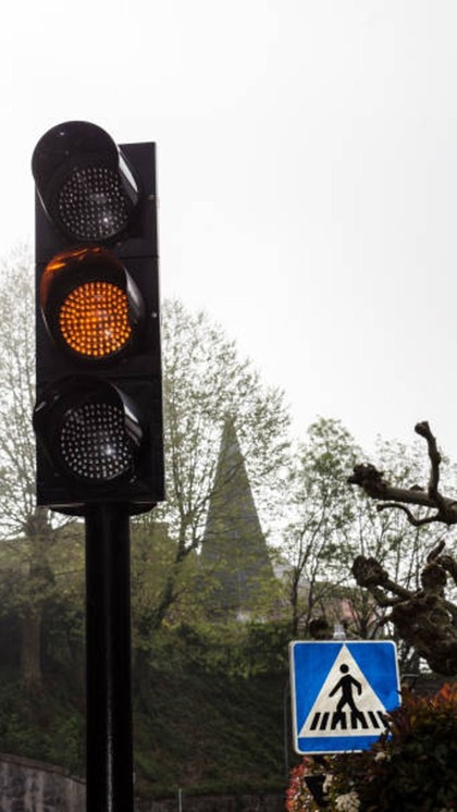 <p>Traffic Rules: अगर कोई भी व्यक्ति सड़क पर चलते हुए ट्रैफिक रूल्स का उल्लंघन करता है तो उसे उसके अपराध के हिसाब से अलग-अलग चालान भरने पड़ते हैं।</p>
