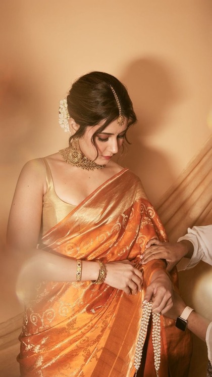 <p>राशि खन्ना की खूबसूरती के फैंस कायल है। वेस्टर्न से लेकर एथनिक आउटफिट वह सलीके से कैरी करती हैं। ऐसे में रक्षाबंधन 2024 के लिए उनका ब्लाउज कलेक्शन लाये हैं। जिसे आप चुन सकती हैं। </p>
