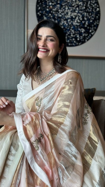 <p>बॉलीवुड एक्ट्रेस प्राची देसाई की मासूमियत पर फैंस जान छिड़कते हैं। ऐसे में अगर आप भी हरियाली तीज के लिए आउटफिट तलाश रही हैं तो एक्ट्रेस का लुक्स ट्राई कर सकती हैं। </p>
