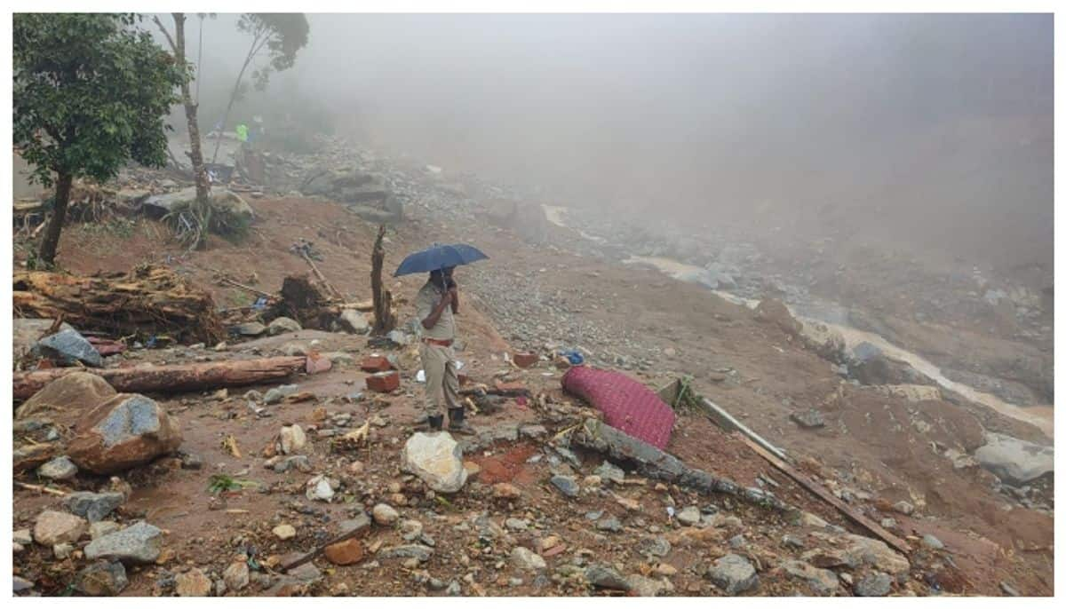 Those who come in search of loved ones in the Mundakkai landslide by vipin murali