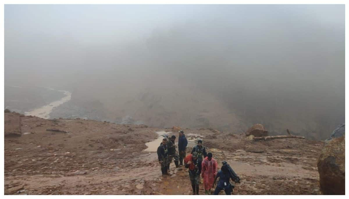 Man performs last rites for his daughter who died in a landslide in Kerala vel