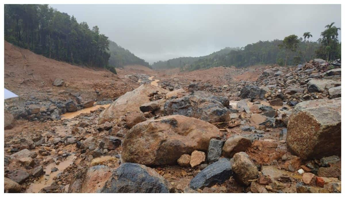 Those who come in search of loved ones in the Mundakkai landslide by vipin murali