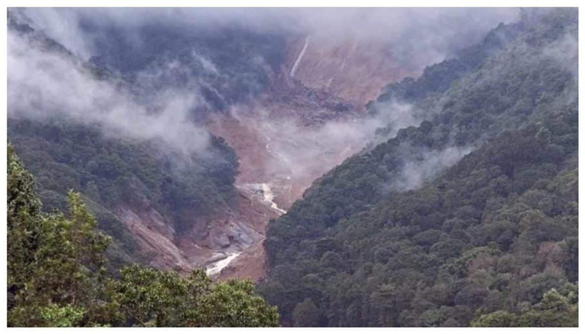 Those who come in search of loved ones in the Mundakkai landslide by vipin murali