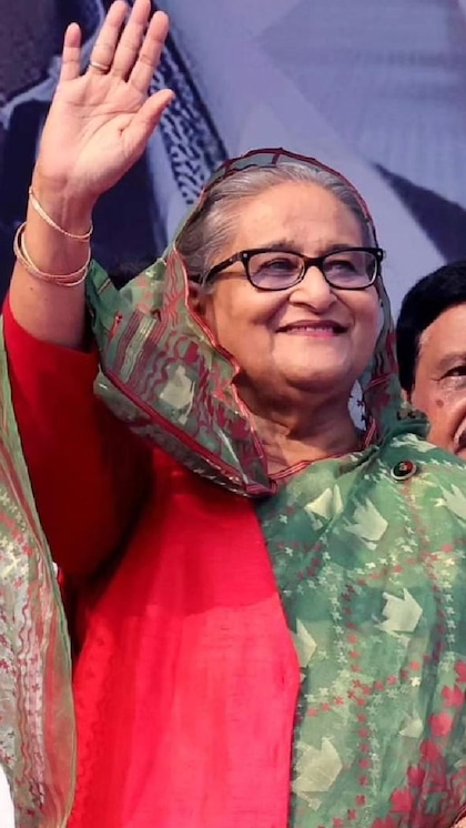 <p>बांग्लादेश की पीएम शेख हसीना के पास एक से बढ़कर एक साड़ी कलेक्शन है। जामदानी साड़ियां शेख हसीना की पसंदीदा साड़ियों में शामिल है। ग्रीन रेड साड़ी में हसीना खूबसूरत लग रही हैं। </p>
