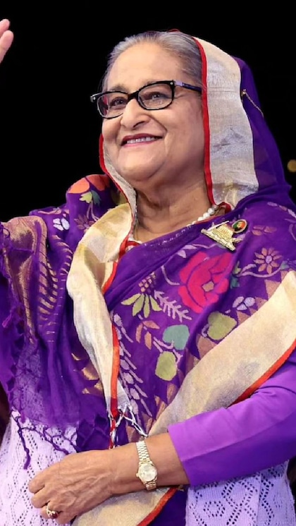 <p>शेख हसीना ने पर्पल कलर की कॉटन सिल्क तांत साड़ी पहनी है। साड़ी के पल्लू में टसल वर्क बेहद खूबसूरत दिख रहा है। साड़ी में बड़े फ्लोरल प्रिंट शेख हसीना को रॉयल लुक दे रहे हैं।</p>
