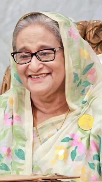 <p>शेख हसीना की लाइट कलर की जामदानी बनारसी हैंडलूम साड़ी में फ्लोरल लुक कमाल है। जामदानी साड़ियों की कीमत 1 लाख से ज्यादा तक होती है।</p>
