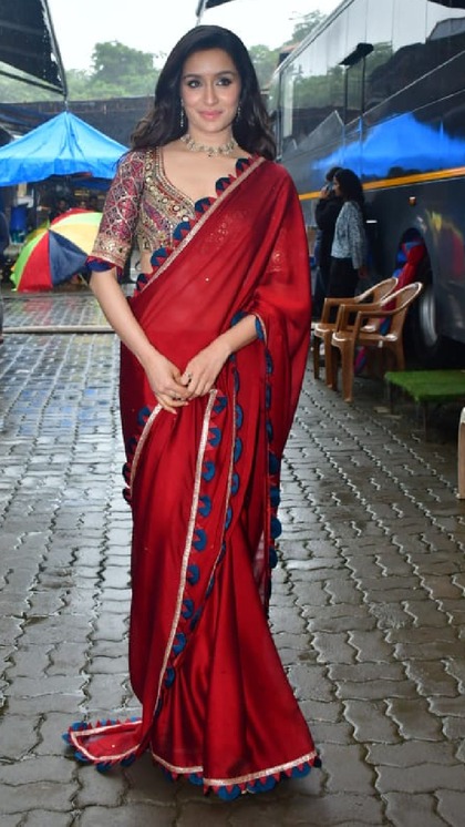 <p>स्त्री 2 प्रमोशन के दौरान एक्ट्रेस श्रद्धा कपूर ने हैवी एम्ब्रॉयडरी ब्लाउज के साथ रेड साड़ी पेयर की। एक्ट्रेस का लुक देखने लायक है।</p>
