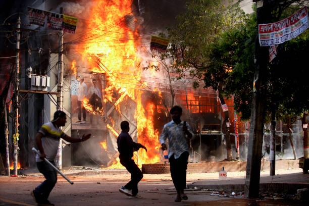 What is happening in Bangladesh? Hindu temples attack! Violence against Hindu women! dee