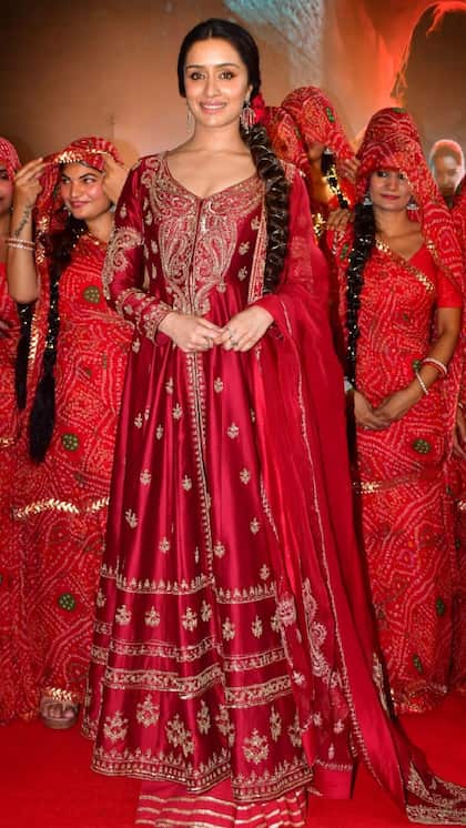 <p>डबल लेयर वाला है हैवी एंब्रॉयडरी सूट रक्षाबंधन में आपको निखार देगा। ऐसे हैवी अनारकली सूट आपको 4 से 5 हजार की कीमत में मिल जाएंगे।</p>
